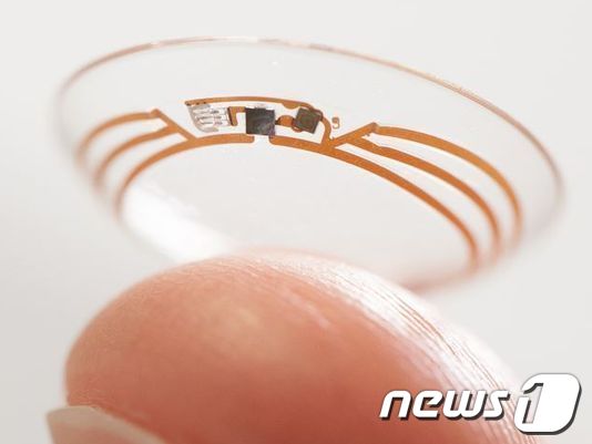 구글은 2014년 1월 무선 칩을 통해 눈물 속의 당을 측정할 수 있는 '스마트 콘택트렌즈'를 공개했다..© News1