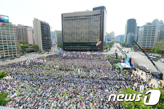 노동절인 1일 한국노총은 서울 중구 시청 앞 광장에서 '5·1 전국노동자대회'를 가졌다./ 사진제공=뉴스1