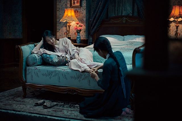 김민희(왼쪽)와 김태리는 영화 ‘아가씨’에서 파격적인 동성애 장면을 선보여 해외 언론의 주목을 받았다. CJ엔터테인먼트 제공