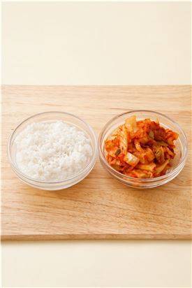 2. 김치는 먹기 좋은 크기로 썰고 찹쌀은 깨끗이 씻어 20분 정도 불린다.