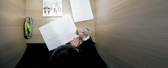 이민우군의 학교 자습실 책상. 중국어 교과서와 학원에서 나눠준 수학 프린트물, 수학 교재가 놓여있다. 연습장은 거의 사용하지 않고 교재에 간단하게 풀어본다.