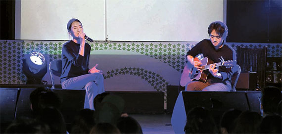 매드소울차일드의 보컬 진실(왼쪽)씨가 기타 반주에 맞춰 노래를 부르고 있다. 진실씨는 이날 영화 아저씨의 OST ‘Dear’ 등 세 곡을 불렀다.