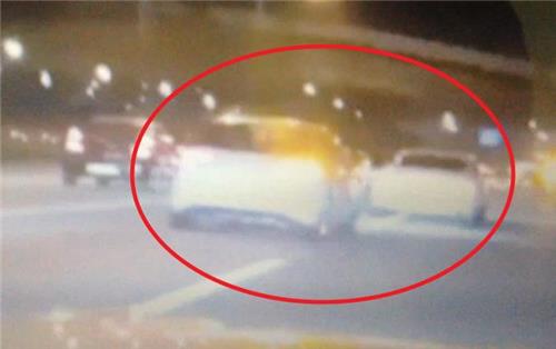 아프리카TV BJ 배모(30)씨가 운전하는 골프 차량이 앞서 가는 아우디 승용차 뒤에 바싹 붙어 쫓아가는 모습. 이 영상은 실시간으로 아프리카TV에 방송됐다가 경찰에 덜미를 잡혔다. [서울 구로경찰서 제공 영상 캡처]