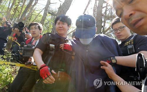 무학산 살인사건 현장검증 (창원=연합뉴스) 오태인 기자 = 4일 오후 경남 창원시 무학산에서 열린 '무학산 50대 여성 살인사건' 현장검증에서 피의자가 범행장소로 이동하고 있다.