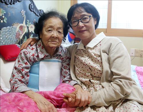 울산의 대표 효행자로 선정돼 대통령 표창을 받는 김숙현(59·오른쪽)씨와 김씨의 어머니 박옥순(91)씨.