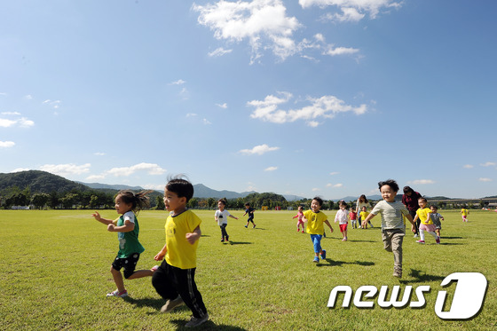 대도시 한 체육공원에서 나들이 나온 어린이집 아이들이 즐거운 한 때를 보내고 있다./뉴스1 © News1 이종현 기자