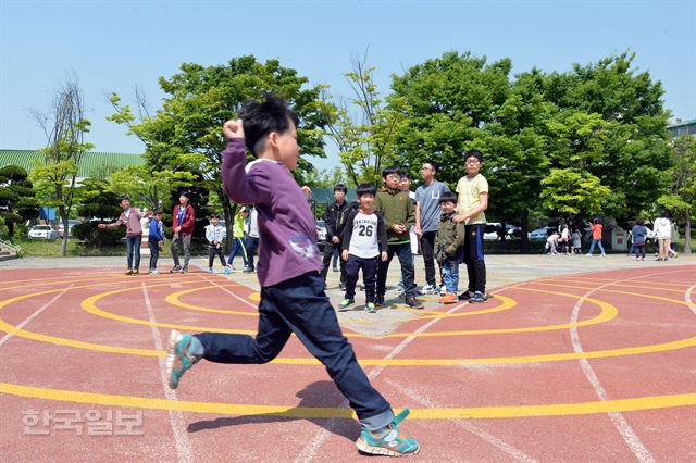 지난달 29일 대전 서구 갈마초등학교 운동장에서 학생들이 달팽이 놀이를 하고 있다. 갈마초는 하루에 50분씩 놀이시간을 지정해 운영하고 있다. 신상순 선임기자ssshin@hankookilbo.com