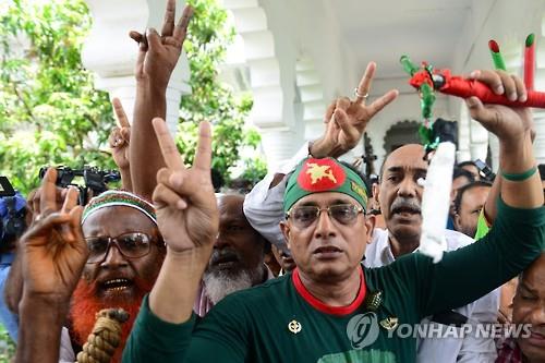 5일 방글라데시 다카의 대법원에서 모티우르 라흐만 니자미의 사형을 요구하는 시민들이 그의 재심 청구가 기각되자 환호하고 있다.(AFP=연합뉴스)