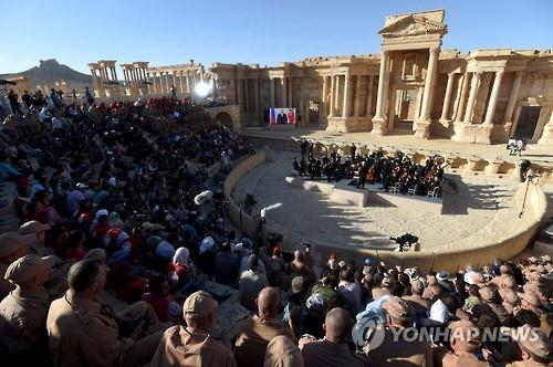 (팔미라 AFP=연합뉴스) 러시아 지휘자 발레리 게르기예프가 이끄는 마린스키 오케스트라가 5일(현지시간) 시리아 고대도시 팔미라에서 콘서트를 열고 있다.