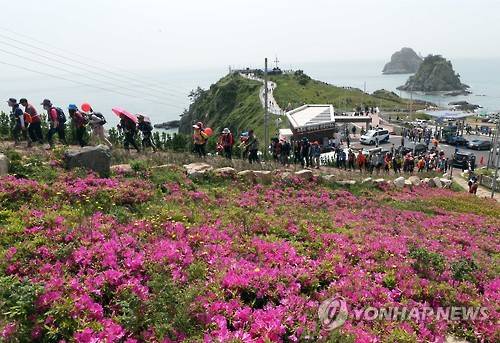 부산 남구 오륙도에서 열린 '2016 해파랑길 770 걷기 축제'에 참가한 나들이객들이 해안길을 걷고 있다. 해와 바다를 벗 삼아 걷는다는 뜻의 해파랑길은 오륙도에서 시작해 강원도 고성까지 770㎞에 이르며 해변길과 숲길, 마을길, 해안도로가 끊임없이 이어진다. 2016.5.7