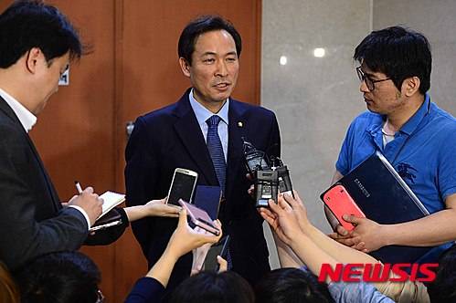 【서울=뉴시스】전신 기자 = 더불어민주당 우상호 원내대표가 8일 서울 여의도 국회 정론관에서 원내 부대표단 인선 발표를 마친 후 취재진의 질문에 답변하고 있다. 2016.05.08. photo1006@newsis.com