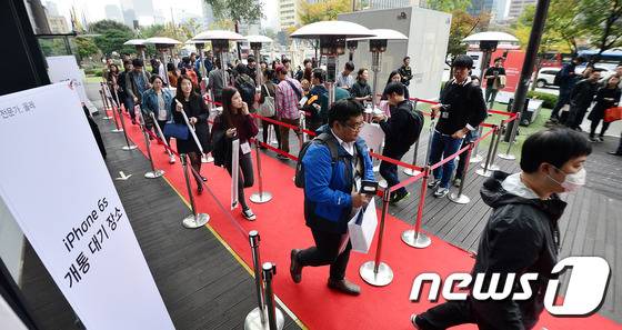서울 종로구 KT광화문사옥 올레스퀘어 매장 앞에서 아이폰6S 구입자들이 줄을 서서 매장 안으로 입장하고 있다. /뉴스1 © News1 고성준