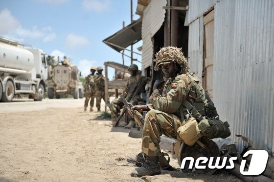 이슬람 급진 무장세력 알샤바브 소탕을 위해 소말리아에 파견된 아프리카연합 소말리아평화유지군(AMISOM) 대원들. © AFP=뉴스1