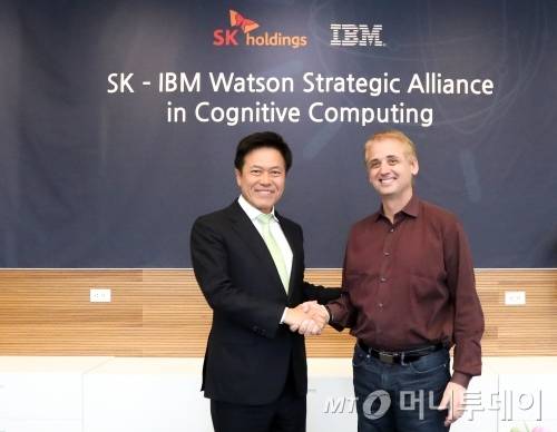 /사진=박정호 SK주식회사 C&C 사장, 데이비드 케니 IBM 왓슨 총괄 사장(왼쪽부터) /사진제공=SK주식회사 C&C