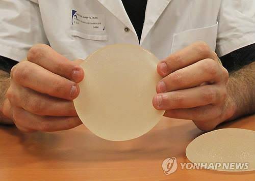 실리콘 젤 유방보형물을 들어보이는 의사<<AP=연합뉴스 자료사진>>