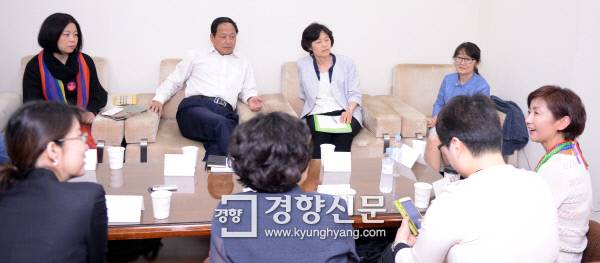 한국, 미국, 중국, 일본에 거주하는 아시아계 성소수자 부모들이 10일 서울 마포구 서울가든호텔에서 만나 이야기를 나누고 있다. /서성일 기자 centing@kyunghyang.com