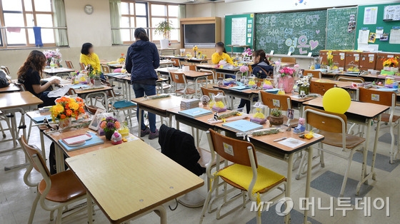9일 오후 경기도 안산시 단원고등학교 존치교실을 찾은 유가족과 시민들이 희생 학생의 책상을 살펴보고 있다./사진=뉴스1