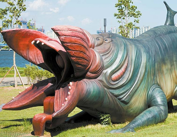 한강에 설치된 ‘괴물’ 동상. ‘한강 이야기 만들기 사업’을 통해 제작됐다. 제작비 1억8000만원.