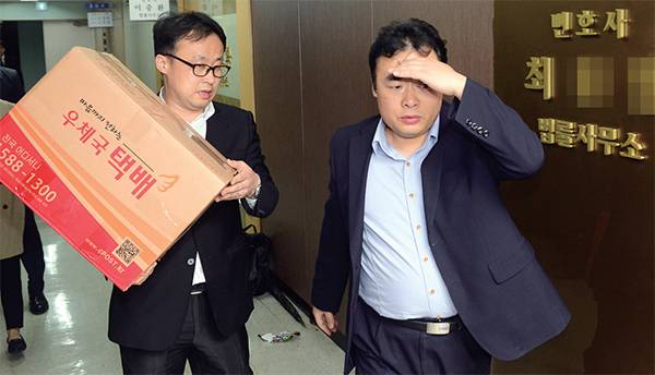 검찰이 5월3일 정운호 네이처리퍼블릭 대표로부터 거액 수수료를 받은 부장판사 출신 최 아무개 변호사의 법률사무소를 압수수색하고 있다. © 뉴시스