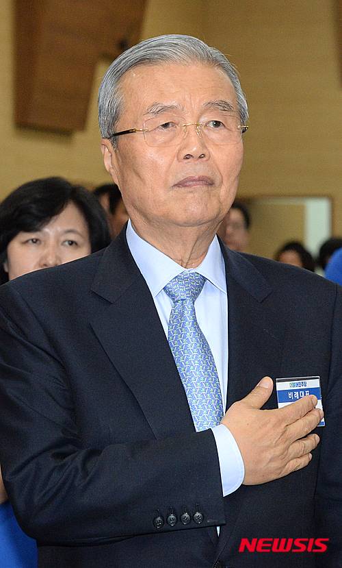 【광주=뉴시스】조수정 기자 = 김종인 더불어민주당 비상대책위원회 대표가 12일 광주 서구 김대중컨벤션센터에서 열린 당 국회의원 당선자 워크숍에서 국민의례 하고 있다. 목에는 수술한 뒤 붙여놓은 투명 밴드가 붙어 있다. 2016.05.12. chocrystal@newsis.com