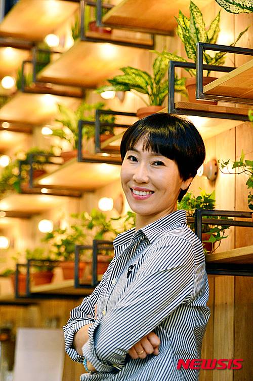 【서울=뉴시스】 배훈식 기자 = 신작 소설 '종의 기원'을 발표한 정유정 작가가 13일 오전 서울 마포구의 한 카페에서 뉴시스와의 인터뷰에 앞서 포즈를 취하고 있다. 2016.05.14. dahora83@newsis.com