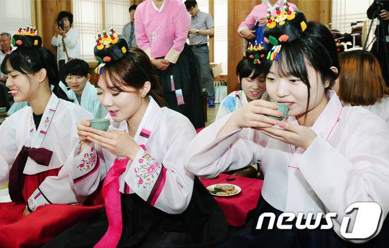 성년의날을 맞아 열린 성년례에서 숭을 마시는 여학생들/뉴스1 DB