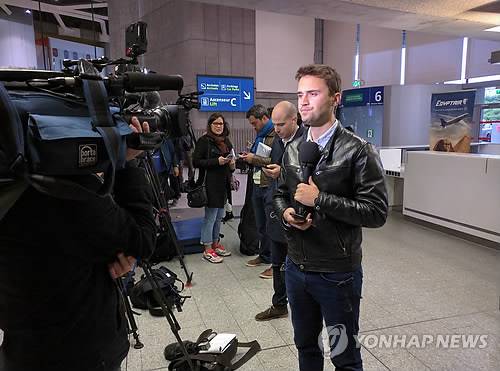 여객기 추락 보도진으로 가득찬 샤를드골 공항 (파리 AP=연합뉴스) 승객 등 66명을 태우고 프랑스 파리에서 출발해 이집트 카이로로 향하던 이집트항공 여객기가 19일(현지시간) 지중해에 추락한 가운데 파리 외곽 샤를드골 공항 이집트항공 카운터 앞에서 기자들이 사고 보도를 하고 있다.