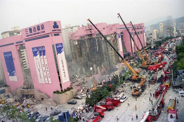서초소방서에서 촬영한 삼풍백화점 붕괴 사고 현장. 총체적 부실임을 한 눈에 알 수 있듯 A동 건물 자체가 완전히 내려 앉았다. 동아시아 제공