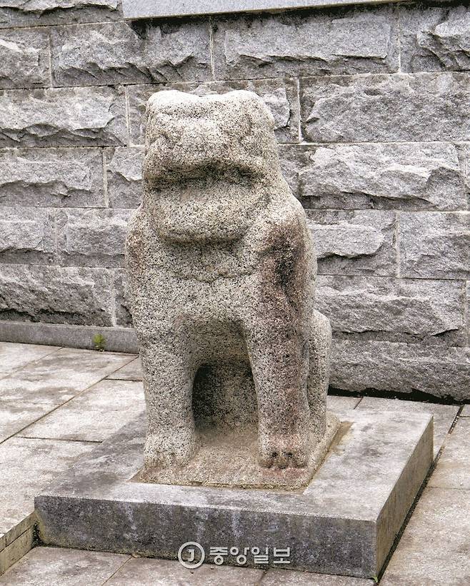 ‘동개비’의 모티브가 된 양림동 충견상.