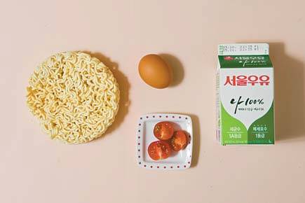재료: 라면 1개, 우유 300ml, 방울토마토 2개, 프라이드 치킨 레시피 ① 라면을 삶아 체에 밭쳐 물기를 뺀다. ② 우유가 끓으면 삶아둔 면을 넣는다. ③ 우유가 졸아들면 라면 스프를 반만 넣는다. ④ 방울토마토·치킨 등으로 장식한다.