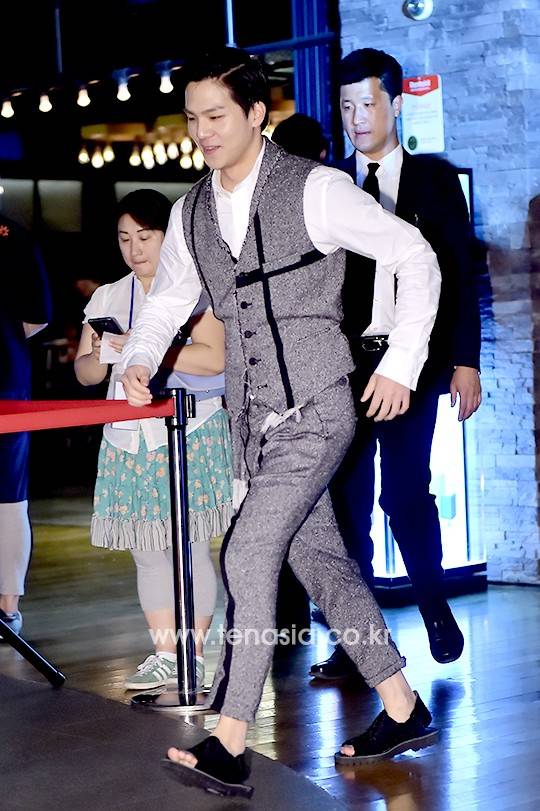 틴탑 캡이 포토타임을 위해 포토월 앞으로 이동하고 있다.