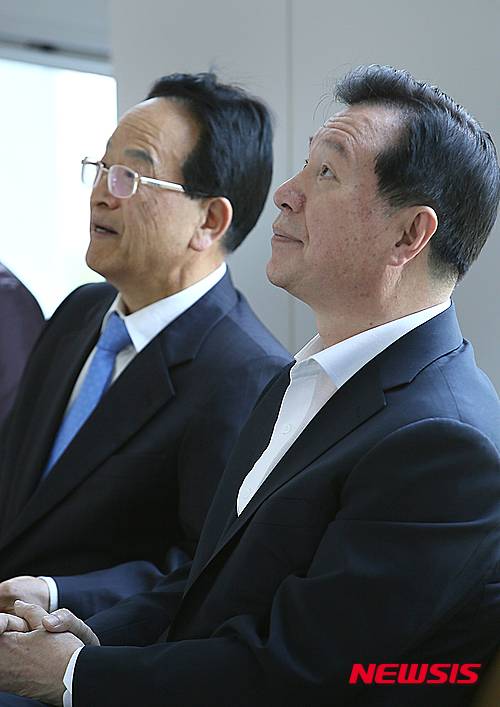 【청주=뉴시스】인진연 기자 = 23일 오전 충북 괴산군 외식 프랜차이즈업체 '준코'로부터 1억원의 뇌물을 받은 혐의로 집행유예가 선고된 임각수(사진 왼쪽) 괴산군수와 세무조사 무마 명목으로 '준코'로부터 로비자금을 받아 국세청 공무원에게 전달한 혐의(제3자뇌물취득 등)로 기소된 김호복 전 충주시장이 항소심 선고 공판을 위해 청주지방법원 223호 법정 앞에서 대기하고 있다. 2016.05.23 inphoto@newsis.com