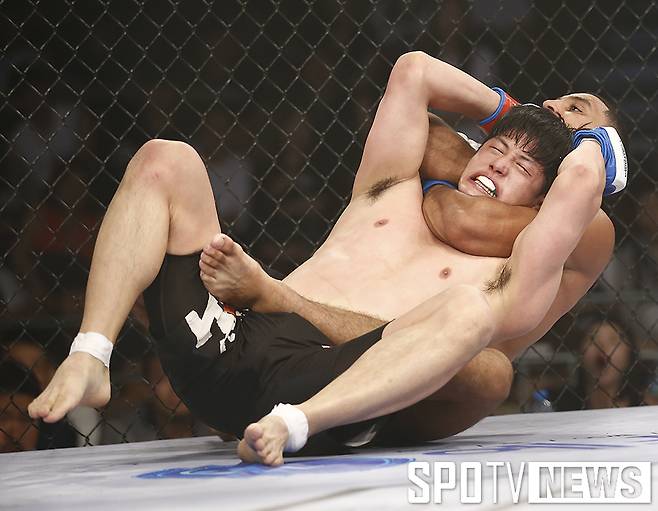 ▲ 강정민은 리어 네이키드 초크에 무릎을 꿇었다. ⓒ곽혜미 기자