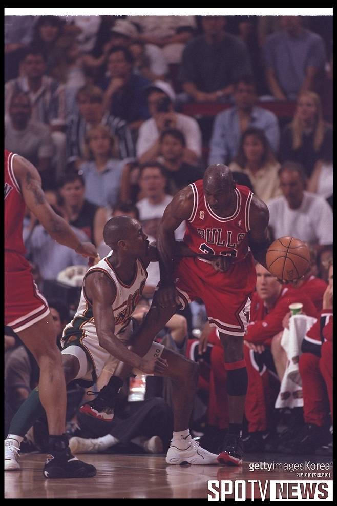 ▲ '농구 황제' 마이클 조던을 수비하는 시애틀 슈퍼소닉스 게리 페이튼(왼쪽) ⓒ Gettyimages