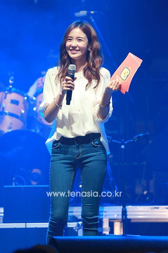 아나운서 장예원이 24일 오후 서울 마포구 서교동 상상마당 라이브홀에서 진행된 SBS 파워FM ‘장예원의 오늘 같은 밤’ 공개방송에서 진행을 하고 있다.