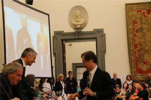 한국 문화를 알린 공로로 '로마 호감상'을 받는 이용준 주 이탈리아 대사