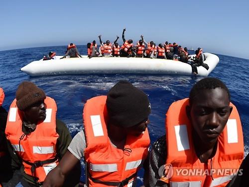 지중해에서 구조되는 아프리카 난민들 [AFP=연합뉴스]