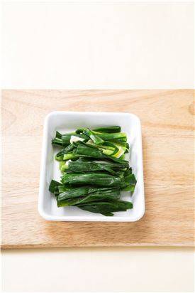 1. 풋 마늘대는 끓는 물에 소금을 약간 넣고 살짝 데쳐 적당한 길이로 썬다.