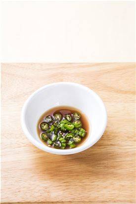 3. 분량의 양념재료를 섞는다.