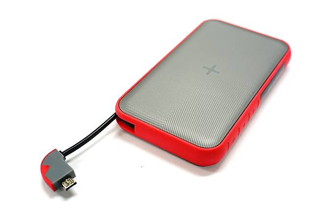 무선 외에 유선 충전도 지원한다.