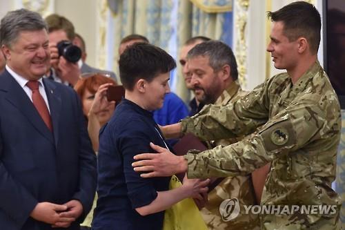 페트로 포로셴코 우크라 대통령(왼쪽)과 동료들에게 환영받는 사브첸코 [AFP=연합뉴스]
