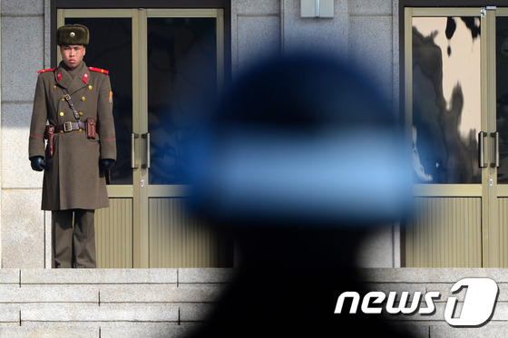 판문점에서 남북한 병사들이 서로를 주시하고 있다. (자료사진)/뉴스1 © News1 한재호 기자