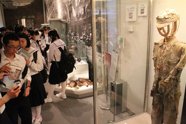 원폭피해자료관내부엔 참혹한 당시의 유품들이 널려있다. 히로시마=박석원특파원