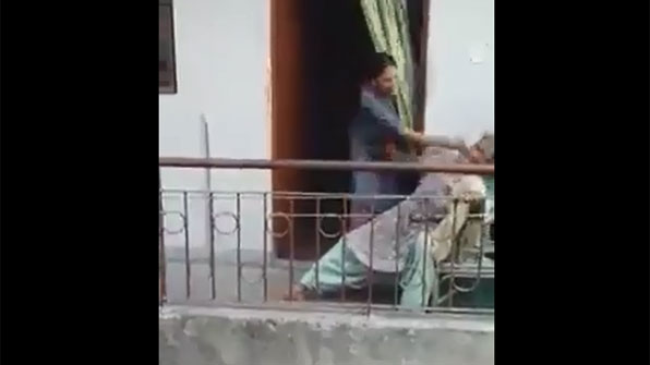 인도 친딸 어머니 폭행 영상