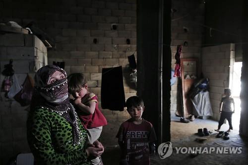 터키로 송환된 시리아 난민 가족 [AP=연합뉴스]