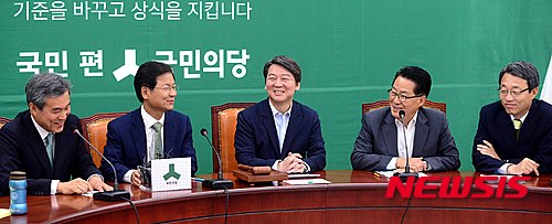 【서울=뉴시스】전신 기자 = 국민의당 안철수, 천정배 공동대표와 박지원 원내대표가 27일 서울 여의도 국회에서 열린 최고위 회의에서 밝은 표정으로 대화를 나누고 있다. 2016.05.27   photo1006@newsis.com