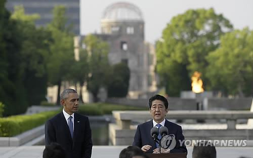 27일 히로시마 평화공원 위령비 앞에 나란히 선 오바마와 아베(AP.연합뉴스)