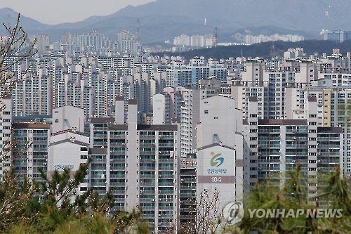 팔달산에서 내려다본 수원시 정자동 일대의 모습. [연합뉴스 자료사진]