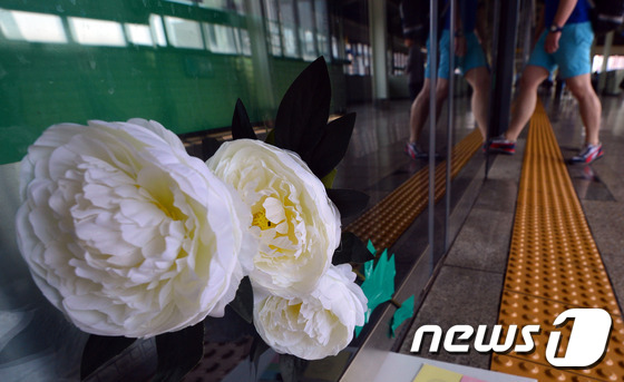 30일 오전 서울 광진구 구의역 9-4번 승강장에서 사고를 당한 김모(19)씨를 추모하는 국화가 붙어 있다. /뉴스1 © News1