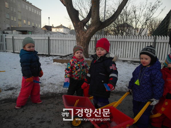 유치원 생들이 추운 겨울 날씨 속에서도 야외활동을 하고 있다. 한 아이슬란드 부모는 “바람에 아이가 날아가지 않은 한 눈이 오든 비가 내리든 거의 매일 운동을 한다”고 말했다. 레이캬비크 | 김세훈 기자